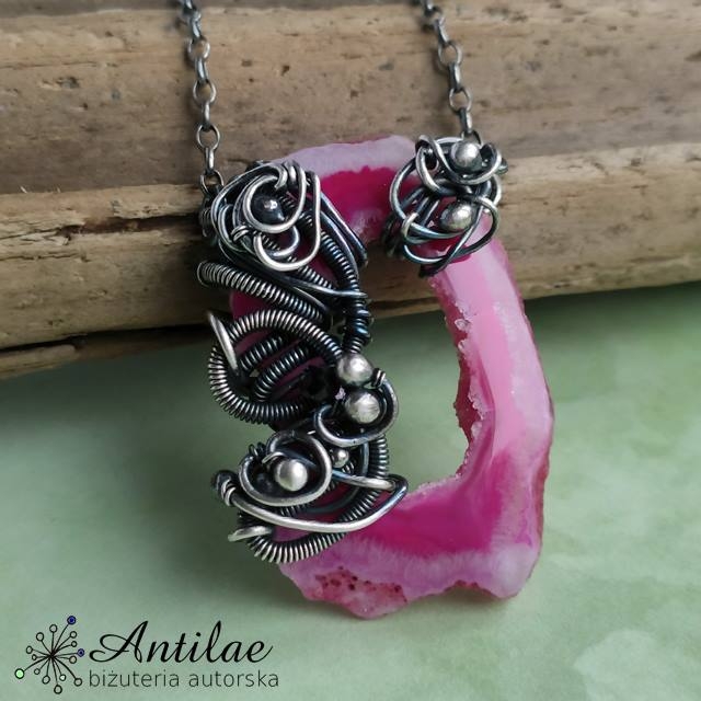 Naszyjnik wire wrapping z różowym agatem z druzą