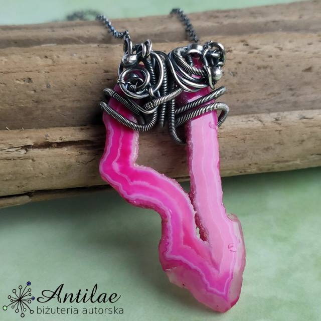 Naszyjnik wire wrapping z różowym agatem z druzą