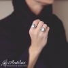 Delikatny pierścionek z kamieniem księżycowym