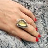 Elegancki, zdobiony pierścionek z cytrynem
