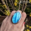 Niepowtarzalny, masywny pierścionek z niebieskim labradorytem