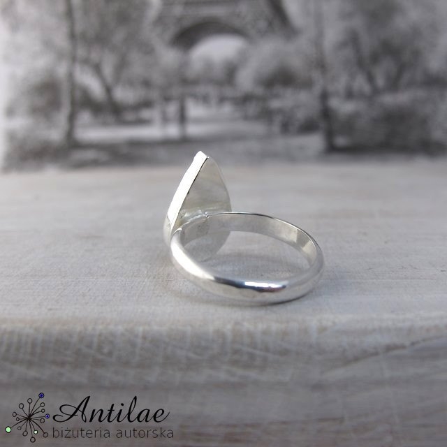 Srebrny pierścionek z niewielkim larimarem, biżuteria autorska, antilae